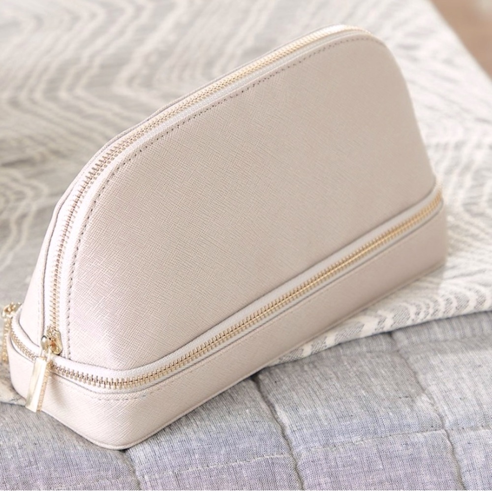 STACKERS TAUPE MAKEUP TRAVEL CASE. Light Grey/Silver ! Like New!